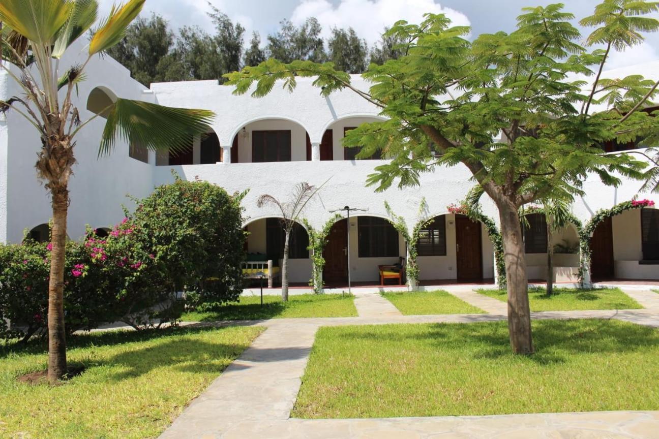 Kaleb'S Beachfront Serviced Studio Apartments Malindi Buitenkant foto